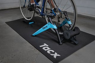 Der Tacx Boost ist für Rennräder, Tria-Bikes und MTBs mit Schnellspann-Achsen geeignet.