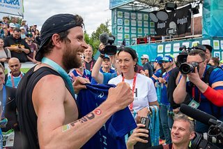 Der Extremsportler sammelt mit seinem Projekt Spenden für die Rother Jugendfeuerwehr und die Laureus Sport for Good Stiftung.