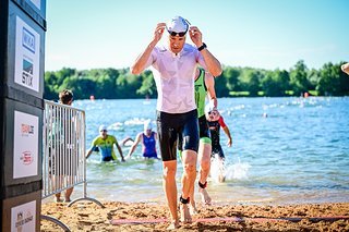 Bei Rennen mit Neoverbot kann man einfach mit dem Triathlon-Einteiler schwimmen