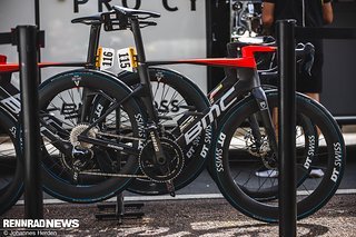 Während die Fahrer mit der neuen Teammachine SLR 01 zur Teampräsentation fuhren, waren sie bei der ersten Etappe mit der Teammachine R 01 am Start – Aero-Renner auch hier. Während die Fahrer mit der neuen Teammachine SLR 01 zur Teampräsentation fuhren, waren sie bei der ersten Etappe mit der Teammachine R 01 am Start – Aero-Renner auch hier.