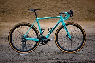 8,2 Kilo leichtes Bianchi Zolder Pro mit Shimano GRX Di2 2x11-Gruppe