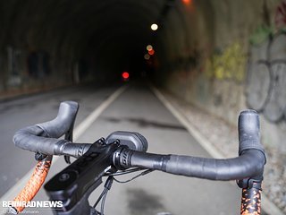 Wieviel Licht der Supernova M99 DY Pro ins Dunkel bringt, haben wir nicht im Tunnel getestet, sondern auf einer Testrunde