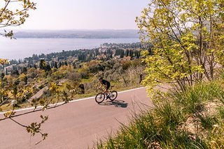 Ich durfte das V5Rs schon vor der offiziellen Vorstellung am Gardasee fahren. Ich durfte das V5Rs schon vor der offiziellen Vorstellung am Gardasee fahren.