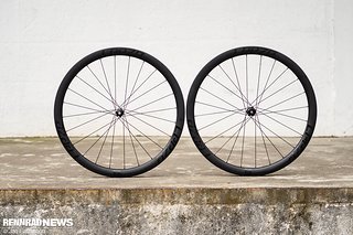 Der neue Leeze CH 40 Basic GX Laufradsatz verspricht viel Performance auf Schotter für wenig Geld. Der neue Leeze CH 40 Basic GX Laufradsatz verspricht viel Performance auf Schotter für wenig Geld.