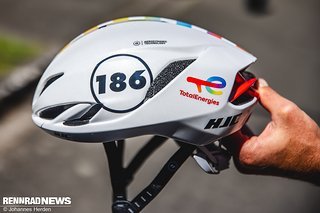 Außerdem haben die Helme jetzt die Startnummer des Fahrers.