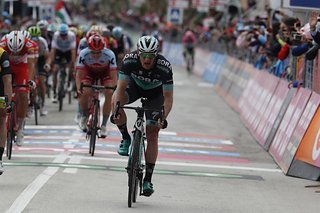 Sam Bennett gewinnt den Sprint der Verfolger