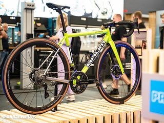 Auch im „Road“ Bereich fuhr Shimano sehenswerte Ausstellungsstücke auf. Hier ein Handmade Titan-Rennrad von Baum aus Australien.