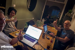 Bis in die Puppen am Laptop und nächtliches Daumen hoch an Kollegen Patrick, der aus der Ferne unsere Videos in Windeseile geschnitten hat