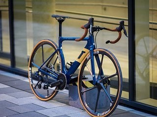 Das 3T Strada im Selbstaufbau von Martin Gercke liegt mit 6,8 kg genau am UCI Limit, inklusive Pedalen und Flaschenhalter