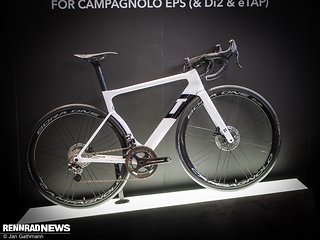 Das 3T Strada Due zeigte man mit Campagnolo Record 2x11