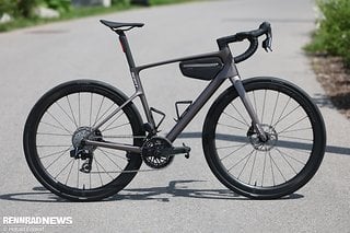 Das Scott Addict wurde komplett neu entwickelt und legt den Fokus auf Komfort und Langstreckentauglichkeit Das Scott Addict wurde komplett neu entwickelt und legt den Fokus auf Komfort und Langstreckentauglichkeit