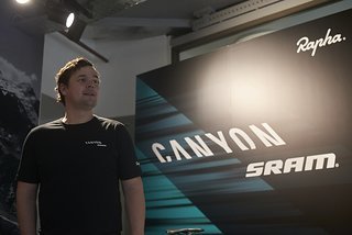 Ronny Lauke stellt im Londoner Rapha Cycle Club das neue Team CANYON//SRAM Racing vor.