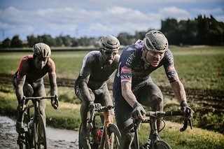 Mathieu van der Poel diktierte auf den Kopfsteinpflaster-Stücken das Tempo.