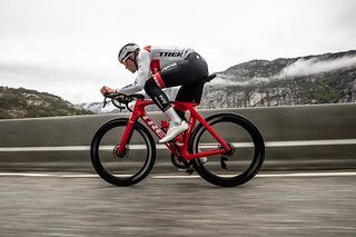 Mit den Profis – hier Mads Pedersen – tauchte das neue Trek Madone SLR bereits bei Rennen auf