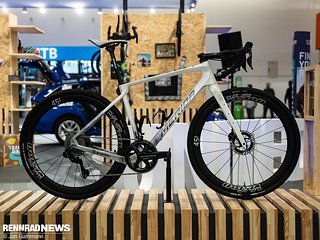 Das Merida Silex in Sonderlack zu Ehren des WM-Titels von Matej Mohorič aus dem Jahr 2023 steht bei Shimano auf dem Messestand.