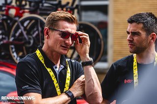 Tour-Legende André Greipel erspähten wir am Bus von Lotto