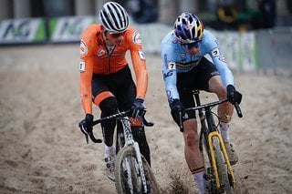 Mathieu van der Poel und Wout van Aert lieferten sich ein starkes Duell nach der Startphase