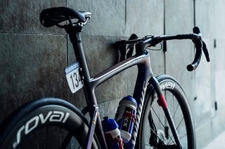 Remco fährt Roval Rapide CLX Laufräder mit S-Works Turbo Reifen im Tubeless Set-up.