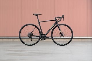 Darunter rangiert das R1 mit Shimano 105 2x11 für 1.299 € (9,2 kg)