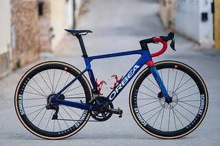 Spanisch deutsche Koproduktion:  Orbea Orca OMX des Ceratizin - WNT Pro Cycling Teams