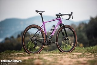 Noch ist der Anblick eines Gravel Bikes mit Federgabel ungewohnt