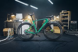 Das aerodynamisch durchoptimierte Wilier Rave SLR ID2 richtet sich an moderne Gravel-Racer, die keine Kompromisse auf der Rennstrecke eingehen wollen.