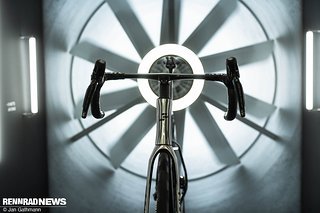 Für das Seka Spear mit seinem sub 700 g Carbonrahmen hatte die Marke einen Mini Windtunnel aufgebaut. Für das Seka Spear mit seinem sub 700 g Carbonrahmen hatte die Marke einen Mini Windtunnel aufgebaut.