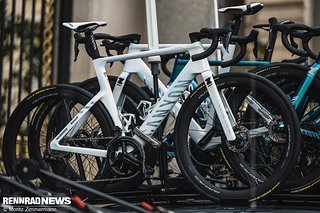Mit wenigen Ausnahmen waren alle Shimano-Fahrer auf 2x-Antrieben unterwegs, wobei der Umwerfer wohl kaum eingesetzt worden ist. Mit wenigen Ausnahmen waren alle Shimano-Fahrer auf 2x-Antrieben unterwegs, wobei der Umwerfer wohl kaum eingesetzt worden ist.