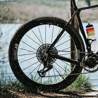 Der Name ist Programm: Der Continental Terra Adventure ist das Bindeglied zwischen den beiden Allround-Gravel-Reifen Terra Speed und Terra Trail sowie dem XC-Reifen Dubnital.