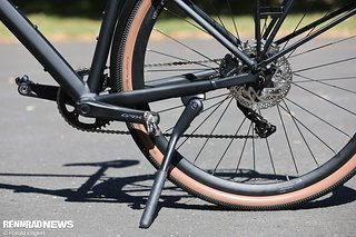 Ein stabiler Seitenständer ist serienmäßig