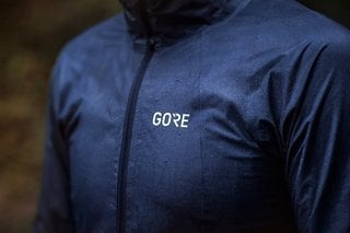 An der außen liegenden Membran der Gore Tex Shakedry Jacke perlt das Wasser auch ohne Imprägnierung ab