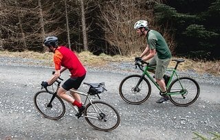 Die Basics der GV500 Gravel-Kollektion wie Shorts und Trikots sind schon seit Frühjahr erhältlich.