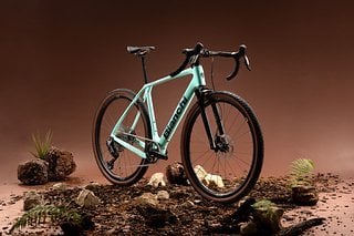 Das Bianchi Arcadex Pro sucht Fahrkomfort durch Federweg: Eine RockShox Rudy XPLR stellt 30 mm zur Verfügung.