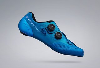 Das Blau machte den Shimano S-Phyre Road-Schuh bekannt