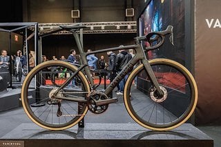 Das Van Rysel RCR ist klar als Aero-Rennrad zu erkennen