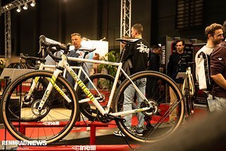 Das Cinelli Nemo Tig Gravel mit Stahlrahmen aus Columbus-Rohr  in 2025er Lackierung.