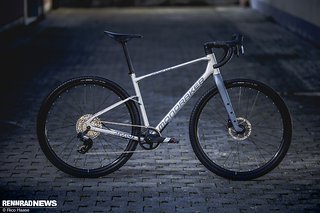 Das neue Mondraker Arid ergänzt das Mondraker Arid Carbon um eine günstigere Variante mit Alu-Rahmen. Das neue Mondraker Arid ergänzt das Mondraker Arid Carbon um eine günstigere Variante mit Alu-Rahmen.