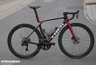 Unserem Trek Madone Dauertestbike stehen die Hunt Aerodynamicist hervorragend Unserem Trek Madone Dauertestbike stehen die Hunt Aerodynamicist hervorragend