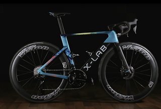 Mit dem X-Lab AD9 bei Astana betritt der chinesische Hersteller XDS 2025 die WorldTour Bühne.