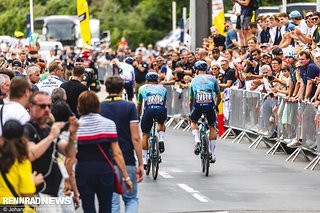 Davide Ballerini und Teamkollege Mike Teunissen sind nun wirklich die letzten Fahrer auf dem Weg zum Start