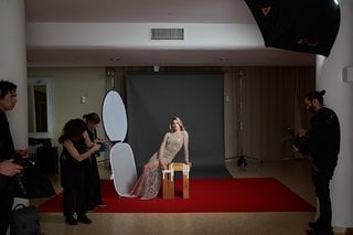 Fotoshooting ist, wenn dir jemand mit dem Makita Leafblower durch die Haare fährt: Demi Vollering in ungewohnter Pose.