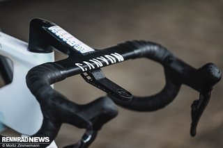 MvdP ist das Cockpit sehr niedrig gefahren und hat das Lenkerband doppelt, allerdings nicht sehr weit nach innen wickeln lassen. MvdP ist das Cockpit sehr niedrig gefahren und hat das Lenkerband doppelt, allerdings nicht sehr weit nach innen wickeln lassen.