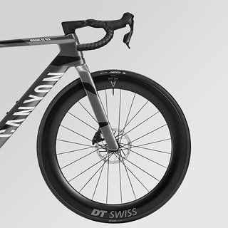 Teil der neuen Geschwindigkeitsgleichung: Die Laufräder mit hohem Profil und das spezielle Aero-Cockpit, welches den effektiven Reach um 10 mm ergänzt, helfen beim Kampf gegen den Wind.