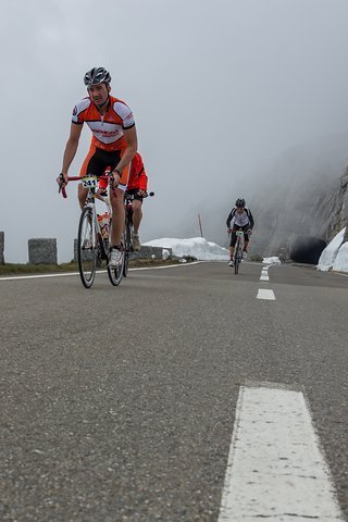 Durch die letzten Schneereste auf 2.000 Meter über Null.