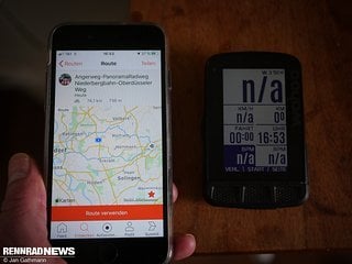 Man kann die Route direkt mit dem Smartphone verfolgen. Aber eigene Strava Routen synchronisieren sich auch automatisch mit verknüpften Geräte-Konten – hier ein Wahoo