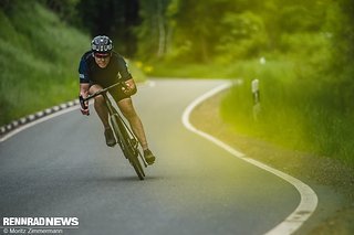 Auf Asphalt ist das Trek Domane+ in seinem Element.