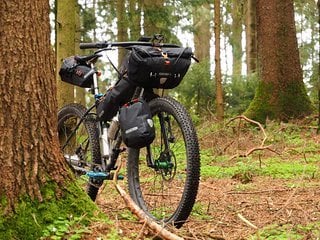 Auch am Mountainbike ohne Federgabel macht sich das Ortlieb Handlebar Pack QR gut.