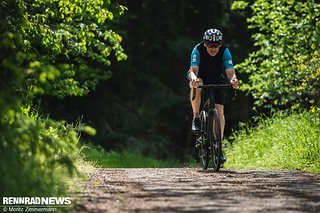 Auf schlechten Wegen und Schotter überraschte das Trek Domane+ unsere Tester