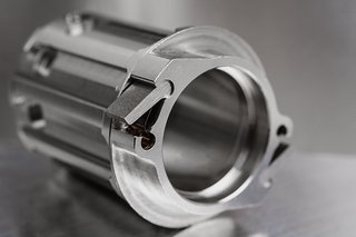 Er setzt auf ein 2-Klinken-System, was das Gewicht deutlich reduziert haben sollte. Er setzt auf ein 2-Klinken-System, was das Gewicht deutlich reduziert haben sollte.