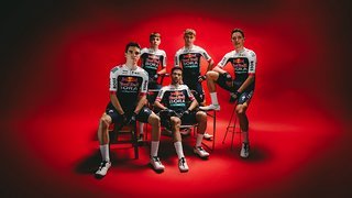 So sieht der Red Bull - Bora - Hansgrohe Team-Kleidungs-Stil für 2025 aus.